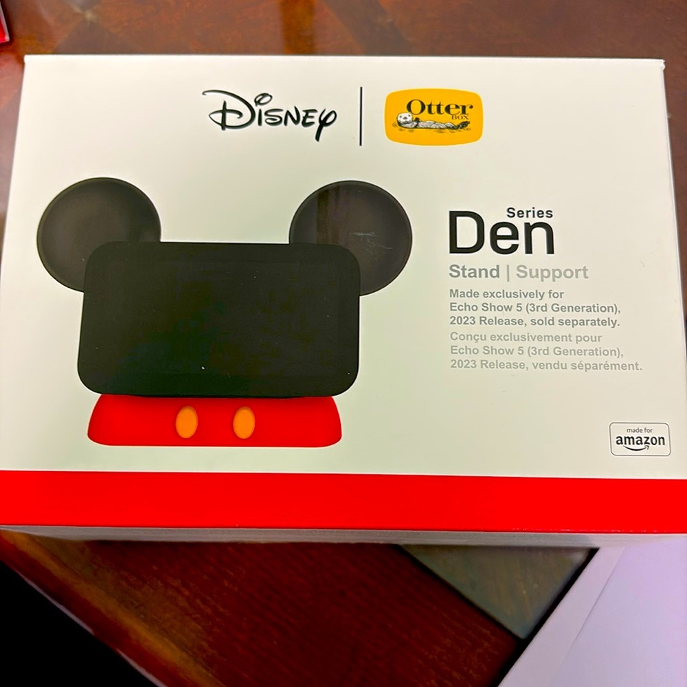 Amazon Den stand Eco show 3 rd generation . 2023 release .Have 2